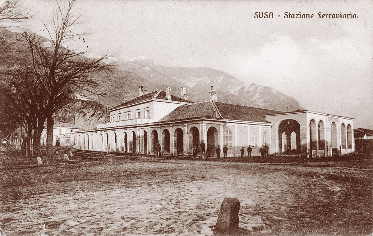 La stazione ferroviaria di Susa all'inizio del '900, quando esistevano ancora i portici sul lato di Piazza d'Armi
